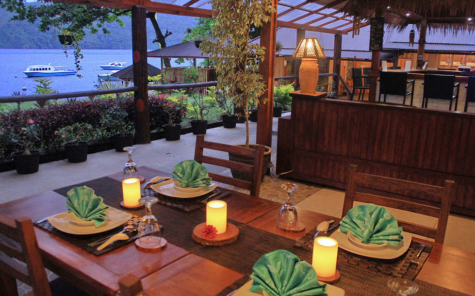 Restaurant mit Blick über die Lembeh Strait 