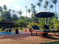 Sonneliegen am Pool des Dive into Lembeh in Sulawesi 