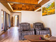 Wohnraum der Suite im Dive into Lembeh Sulawesi 