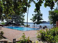Süßwasserpool mit Blick über die Lembeh Strait 
