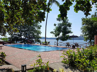 Süßwasserpool mit Blick über die Lembeh Strait 