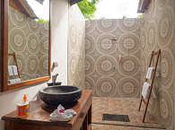 halboffenes Badezimmer der Suite im Bungalow #10 