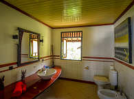Badezimmer im Haupthaus des Resorts 