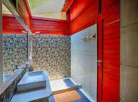 Badezimmer mit Glasdecke 