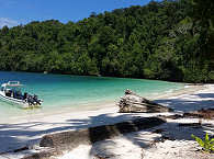 Tauchboot am Strand des Tauchresorts auf Aiduma Island 