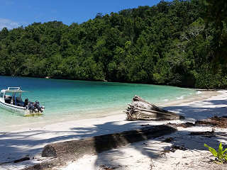 Tauchboot am Strand des Tauchresorts auf Aiduma Island 