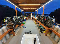 hervorragend ausgestattetes Tauchboot des Dive Centers in Lembeh 