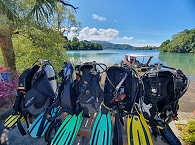 Equipment am Strand des Tauchresorts an der Lembeh Strait 