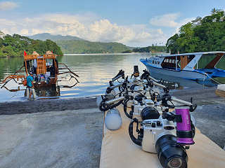 Tauchboote am Strand des Resorts an der Lembeh Strait 