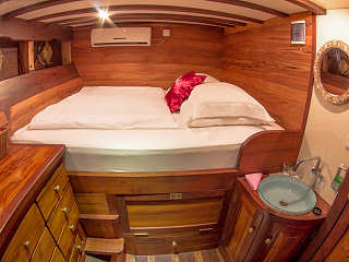 Doppelbett Kabine auf der Duyung Baru – Komodo, Indonesien 
