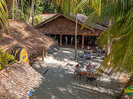 Restaurant im Zentrum des Tauchresorts  · Urlaub Philippinen 
