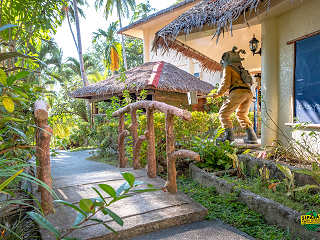 Garten am Dive Shop des Easy Diving Sipalay 