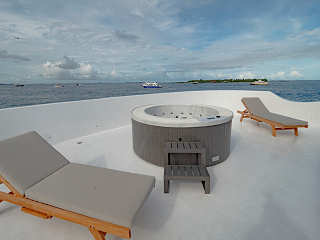 Sonnendeck mit dem Whirlpool · Safariboot EcoPro Seascape 