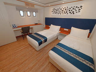 Kabine mit Doppelbett und Bullaugen · EcoPro Seascape 
