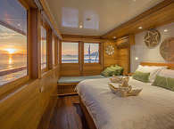 Oberdeck-Kabine mit Doppelbett · Safariboot Harmoni 