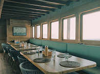 Salon und Restaurantbereich der Harmoni 