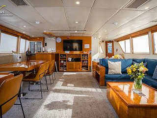 Salon auf dem Hauptdeck · Nautilus Gallant Lady Liveaboard Mexiko 