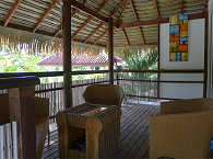 Möblierte Veranda eines Bungalows 