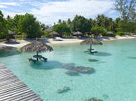Blick vom Steg auf das Resort Fakarava 