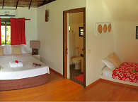 Bungalow mit Doppel- und ein Einzelbett 
