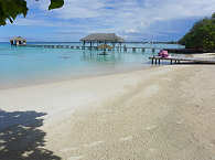 Badestrand und der lange Steg des Resorts 