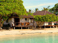 Bungalows am weißen Sandstrand von Fakarava 