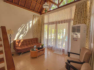 Wohnbereich einer Studio Suite des Maluku Resort & Spa 