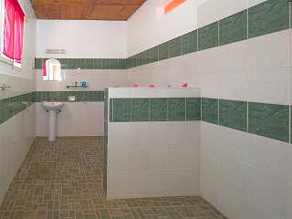 eines der Bäder der Beach Front Bungalows 