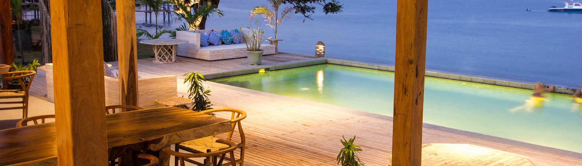 Aufenthaltsbereich und Pool 