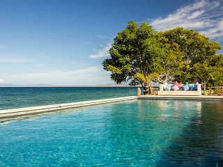 Pool vor dem Restaurant 