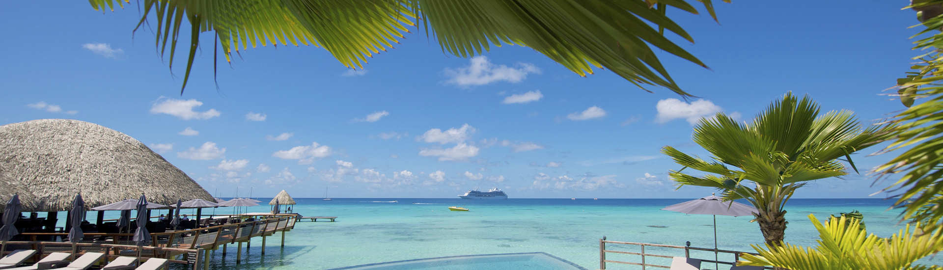 Großer Infinity-Pool mit Jacuzzi 