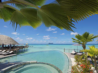 Großer Infinity-Pool mit Jacuzzi 