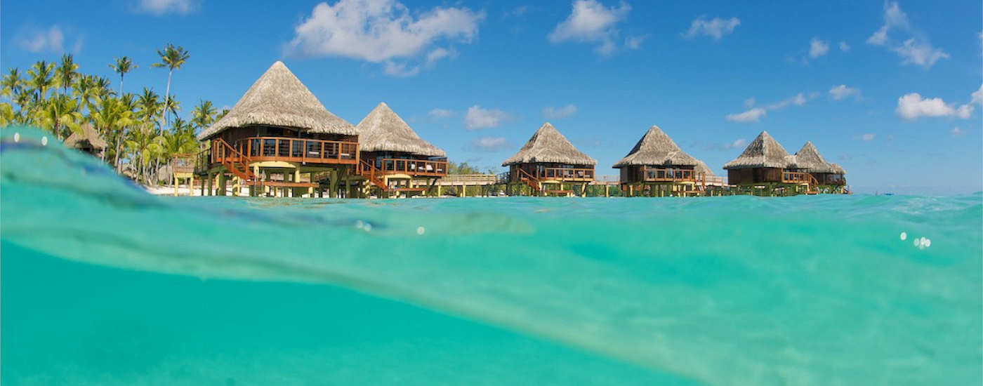 Wasserbungalows des Kia Ora Resort & Spa Rangiroa 