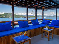 Loungebereich auf dem überdachten Oberdeck 