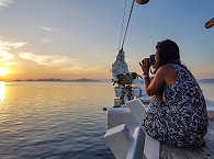 Sonnenaufgang in Komodo mit Yani, Käpt’n, Köchin und gute Seele an Bord 