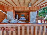 Veranda des Familienbungalows im Kuda Laut 