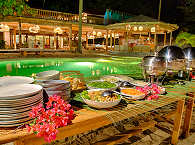 Am Pool des Kuda Laut Boutique Dive Resort 