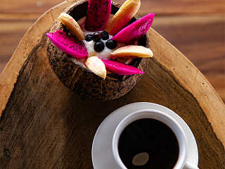 Kaffee und Früchte-Snack am Nachmittag 