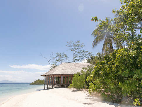 Restaurant des Resorts auf Stelzen am Strand 