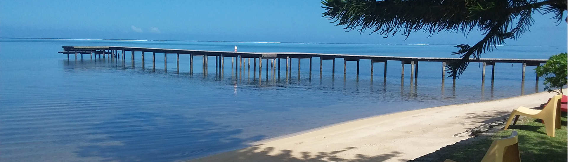 Steg zum Hausriff des Resorts 