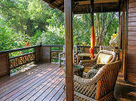 Blick von der Terrasse in den Garten – Living Colours Dive Resort, Indonesien 