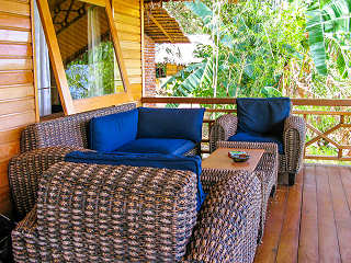 Gemütliche Terrasse im Living Colours Dive Resort auf Bunaken – Indonesien 