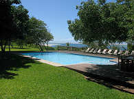 Entspannen am Pool mit Blich aufs Meer – Archipelago Lodge, Mosambik 