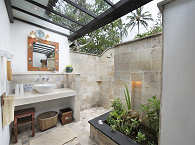 balinesisches Freiluftbadezimmer mit Warmwasserdusche und WC  