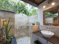 typisch indonesisches Freiluftbadezimmer mit Warmwasserdusche und WC 