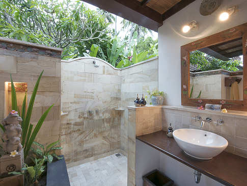typisch indonesisches Freiluftbadezimmer mit Warmwasserdusche und WC 