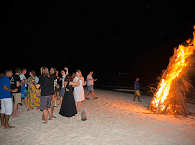 Strandparty mit Lagerfeuer  