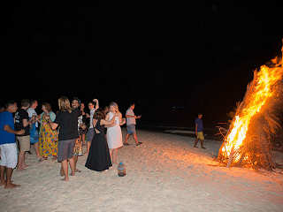 Strandparty mit Lagerfeuer  