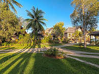 Blick in den Garten des Tauchresorts 