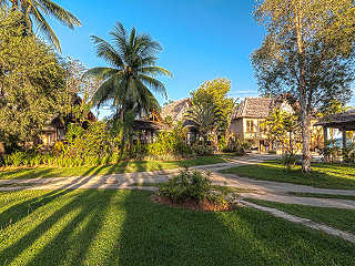 Blick in den Garten des Tauchresorts 